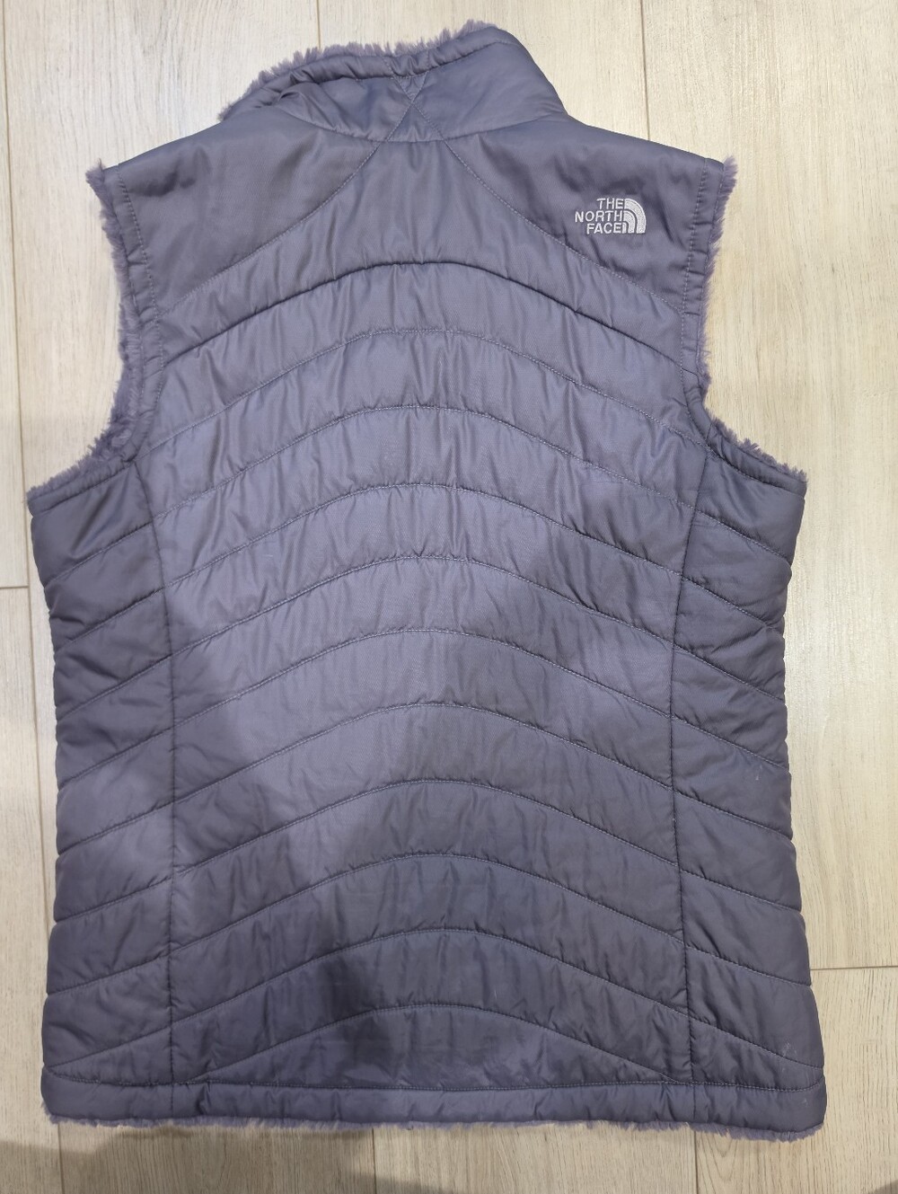 The North Face Women’s L Reversible Furry Fleece Quilted Vest Gray Purple - Picture 3 of 7